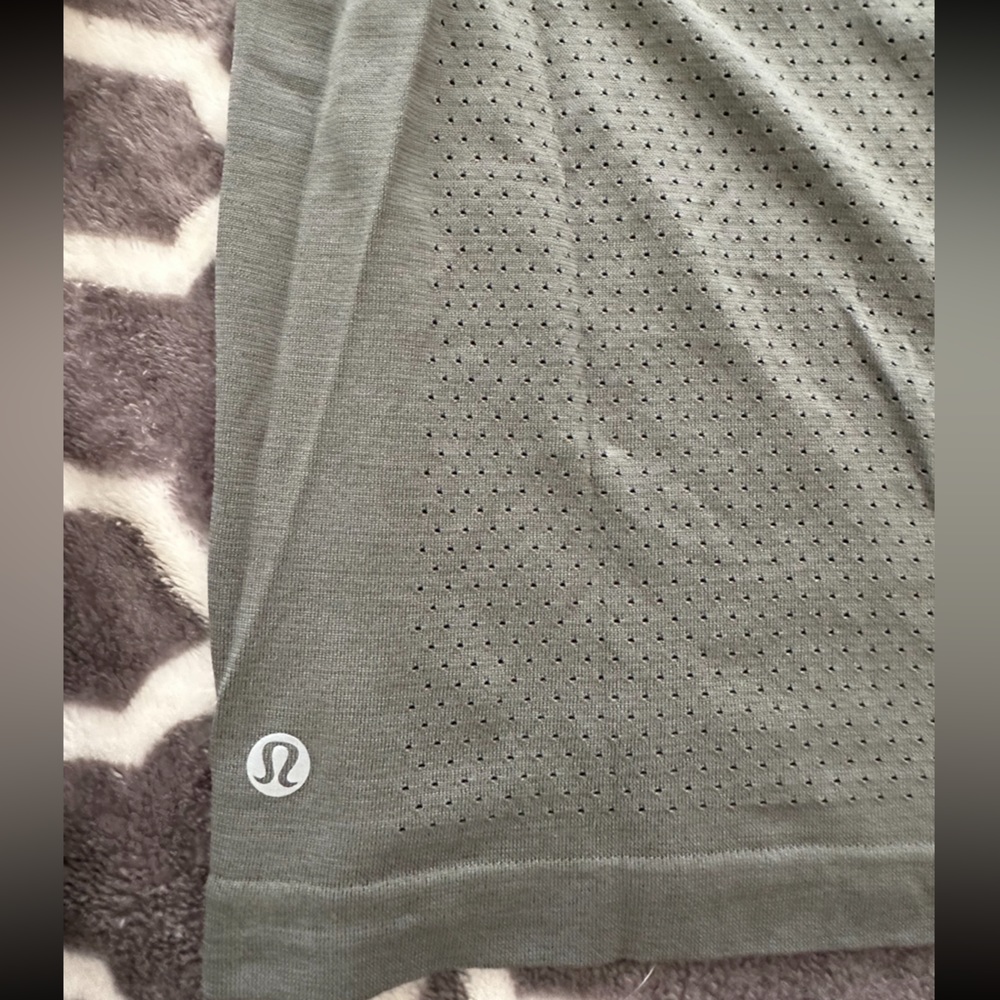Lululemon tank🍋 - Picture 7 of 9